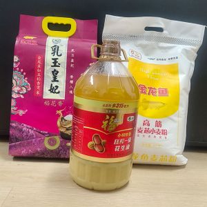 特鲁门为员工发放春节礼品