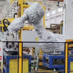 低温雨雪天气:机器人保温防护服的重要性