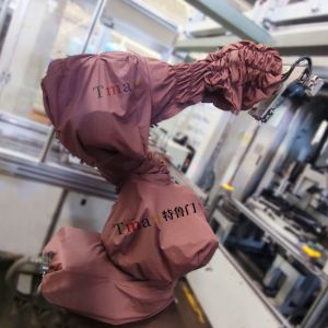 机加工车间必备:防切削油机器人防护服