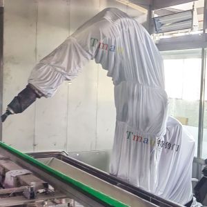 喷釉机器人防护服的功能作用